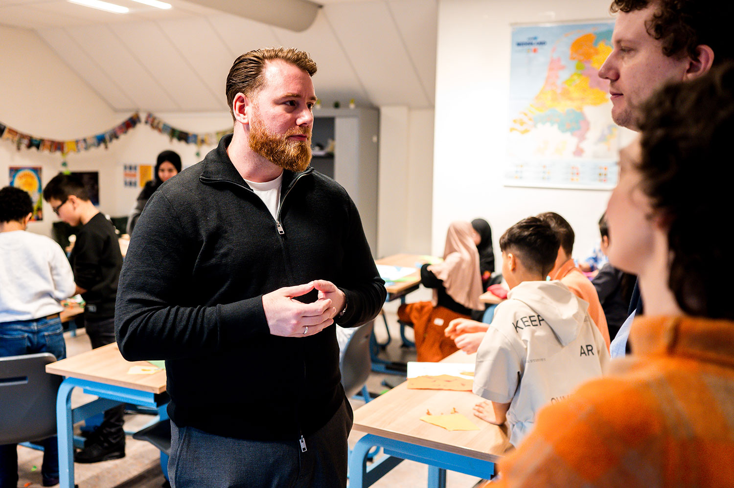 Directeur Dmitri Hogenkamp in gesprek met wethouder Tys Bijlholt