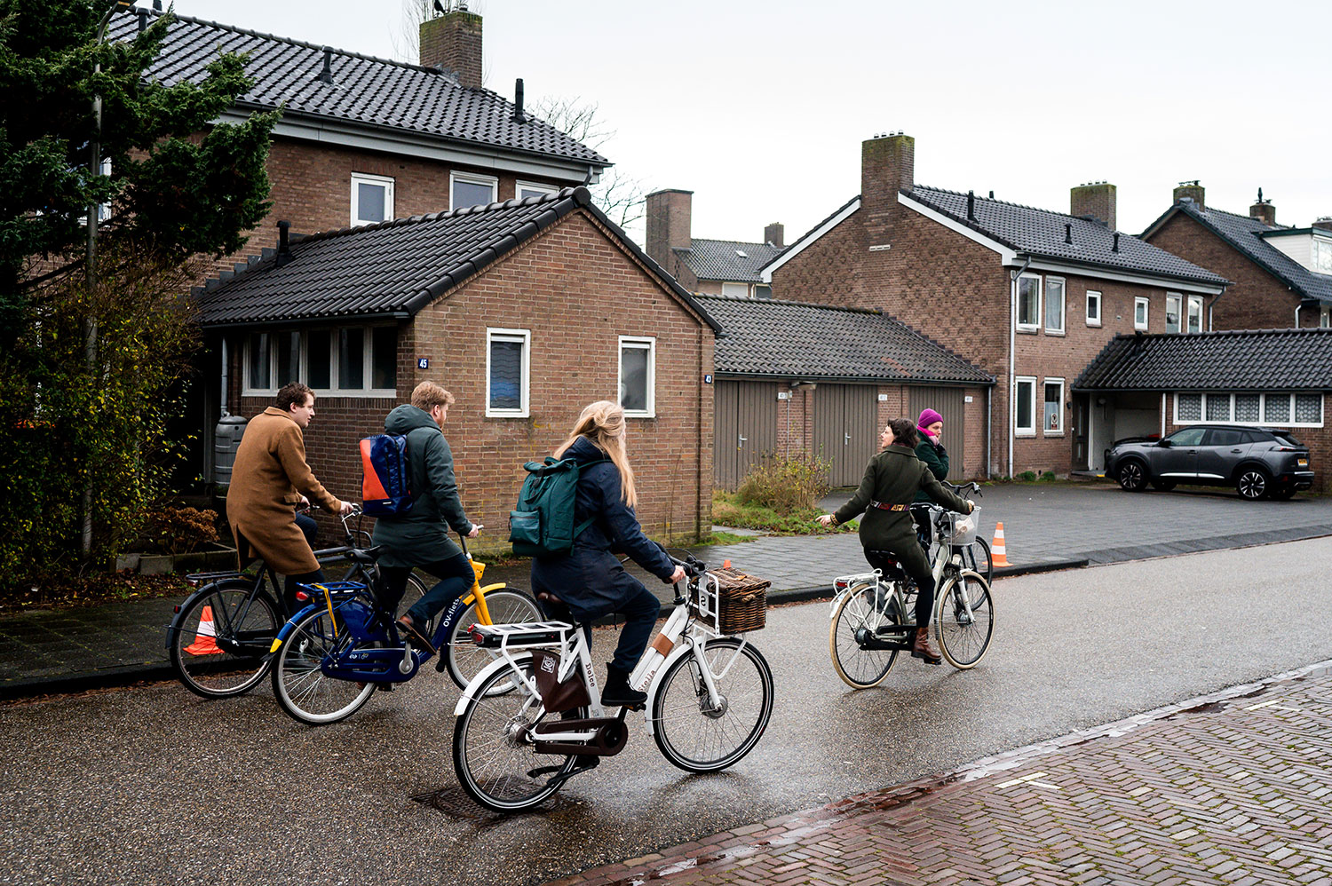 wethouder Tyas Bijlholt maakt een fietstocht langs kunstlessen op Amersfoortse scholen