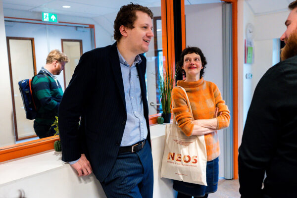 tyas bijlholt inde beelden vormen les bij basisschool Bilal