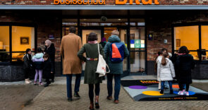 Van woodblocks tot gevelstenen: wethouder verkent cultuuronderwijs