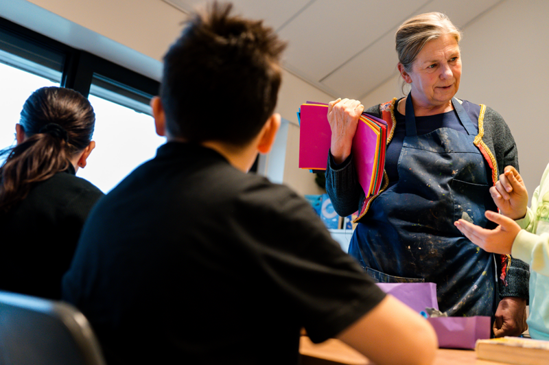 judith hofstee geeft een les beeldende vorming bij basisschool Bilal