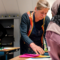 judith hofstee geeft een les beeldende vorming bij basisschool Bilal