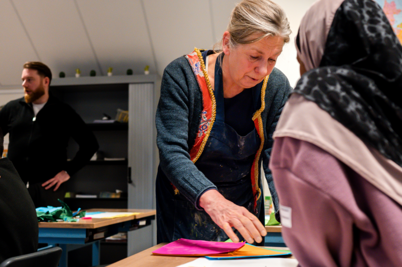 judith hofstee geeft een les beeldende vorming bij basisschool Bilal