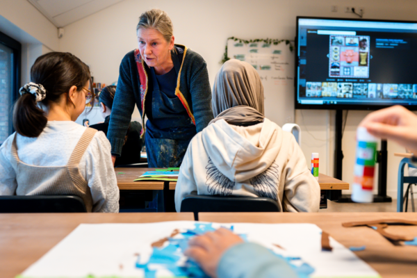 judith hofstee geeft een les beeldende vorming bij basisschool Bilal